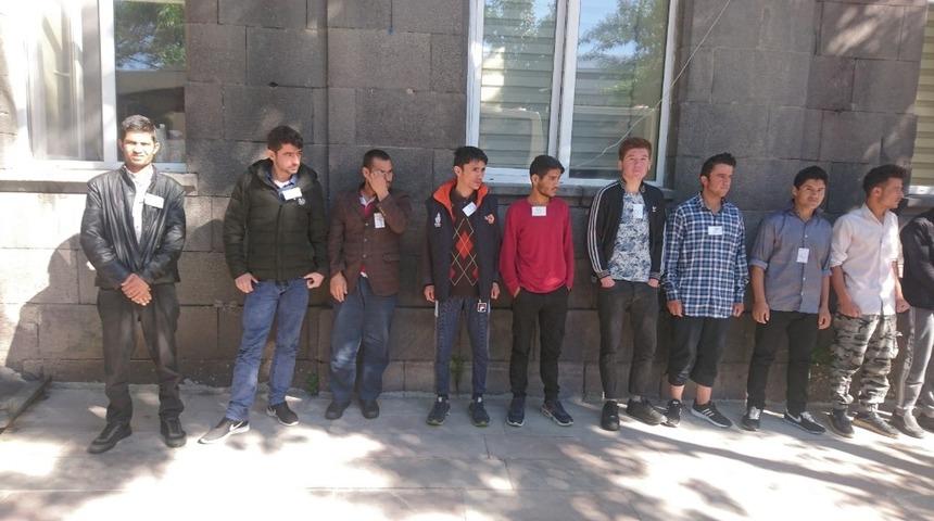 Kars&rsquo;ta 56 d&uuml;zensiz g&ouml;&ccedil;men yakalandı