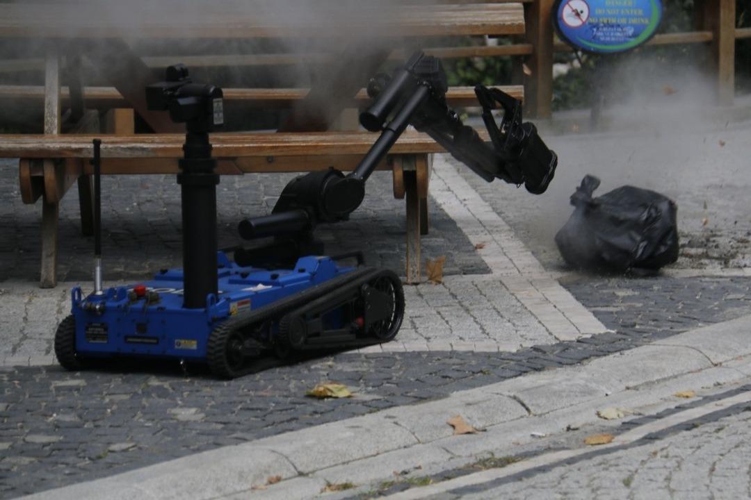 (&Ouml;zel) Bomba İmha Uzmanları kendi hayatlarını hi&ccedil;e sayıp milyonların hayatını kurtarıyor