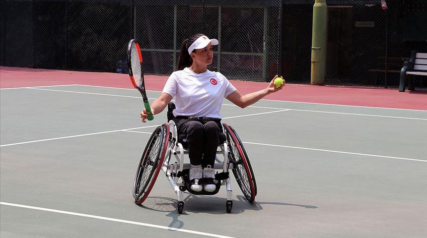 B&uuml;şra &Uuml;n, İsvi&ccedil;re'de &ccedil;iftlerde şampiyon oldu