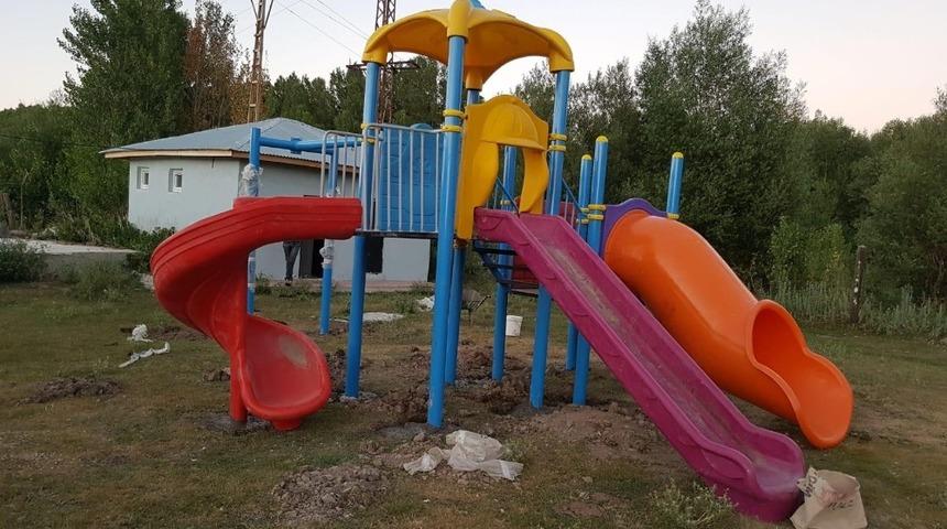 Erciş Belediyesinden kırsal mahallelere &ccedil;ocuk oyun parkı