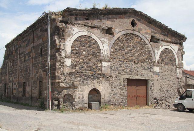 Tomarza'daki tarihi Ermeni kilisesi kaderine terk edildi