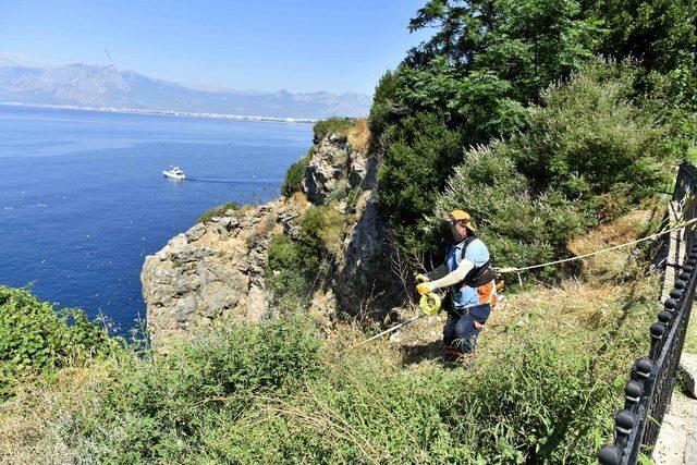 Dağcılar 40 metrelik falezleri çöpten arındırdı