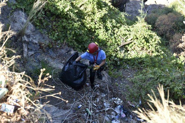 Dağcılar 40 metrelik falezleri çöpten arındırdı