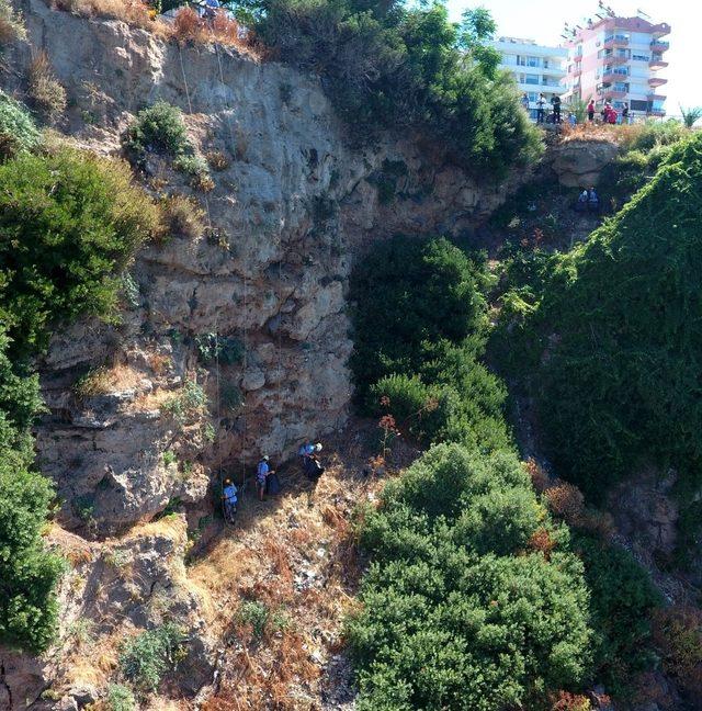 Dağcılar 40 metrelik falezleri çöpten arındırdı