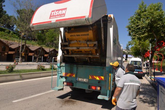 Çöp konteynırları yıkanarak dezenfekte ediliyor