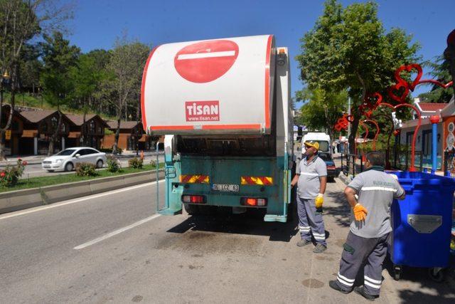 Çöp konteynırları yıkanarak dezenfekte ediliyor