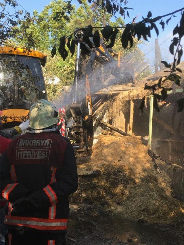 Sakarya’daki samanlık yangını büyümeden söndürüldü