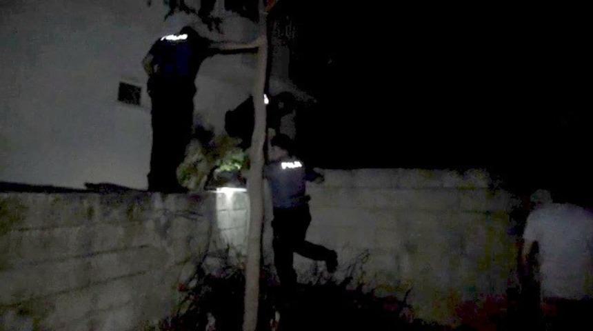 Ş&uuml;pheliyi kovalayan polisler akrobatlara taş &ccedil;ıkarttı