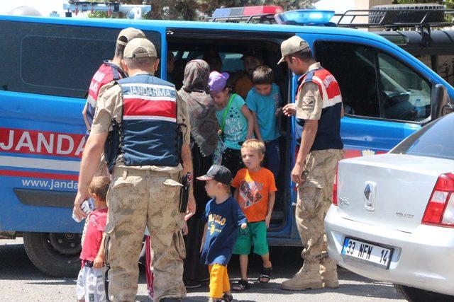 Interpol'ün aradığı DEAŞ'lı Rus kadınlar, 9 çocukla sınırda yakalandı