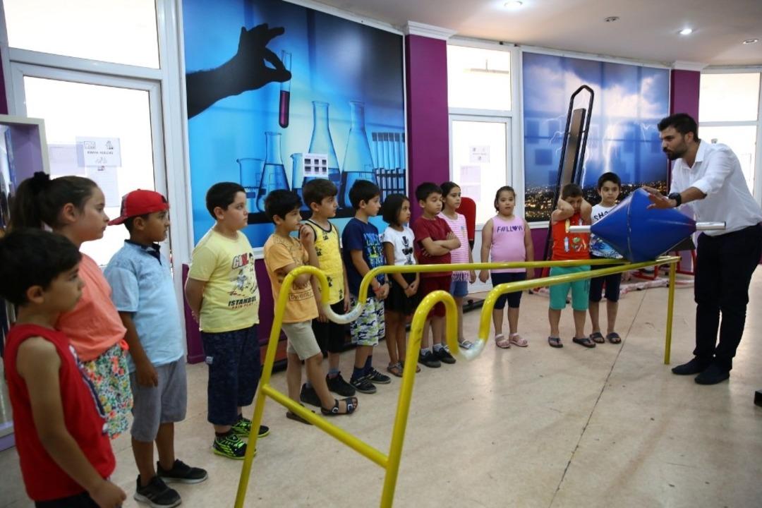 Başkan &Ccedil;er&ccedil;ioğlu &ccedil;ocuklara modern bilimin temellerini deneylerle &ouml;ğrettiklerini s&ouml;yledi