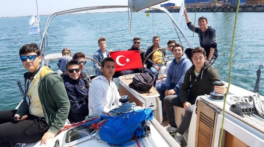 Romanya ve Letonya&rsquo;ya giden &Ccedil;eşmeli &ouml;ğrenciler yurda d&ouml;nd&uuml;