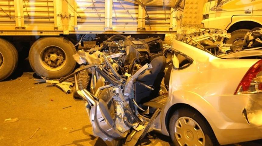 Zincirleme trafik kazası: 3 &ouml;l&uuml;, 5 yaralı