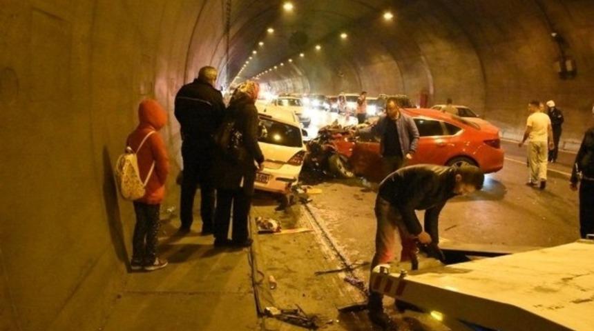 T&uuml;nelde zincirleme trafik kazası; 2&rsquo;si ağır 5 yaralı