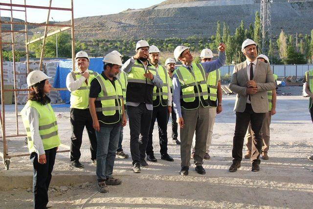 Sağlık Yatırımları Genel Müdür Yardımcısı Duyar, 250 yataklı ek hizmet binası inşaatında incelemede bulundu