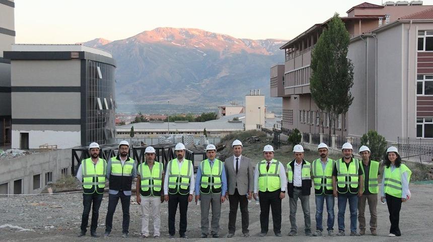 Sağlık Yatırımları Genel M&uuml;d&uuml;r Yardımcısı Duyar, 250 yataklı ek hizmet binası inşaatında incelemede bulundu
