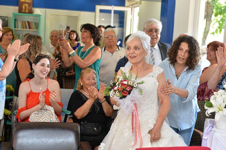 Evlenirken gelinlik ve damatlık giyememişlerdi! Düğün hayalleri 43 yıl sonra gerçekleşti G1