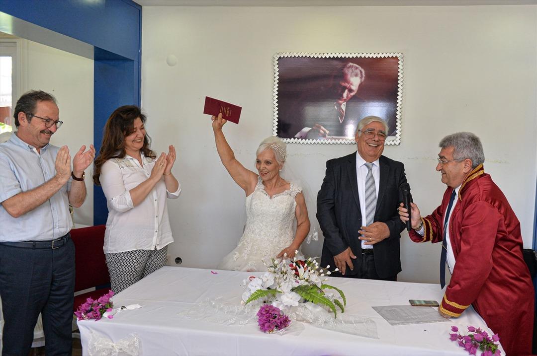 Evlenirken gelinlik ve damatlık giyememişlerdi! D&uuml;ğ&uuml;n hayalleri 43 yıl sonra ger&ccedil;ekleşti