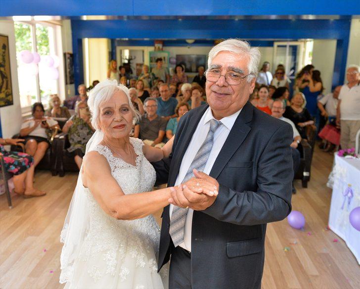 Evlenirken gelinlik ve damatlık giyememişlerdi! Düğün hayalleri 43 yıl sonra gerçekleşti G3