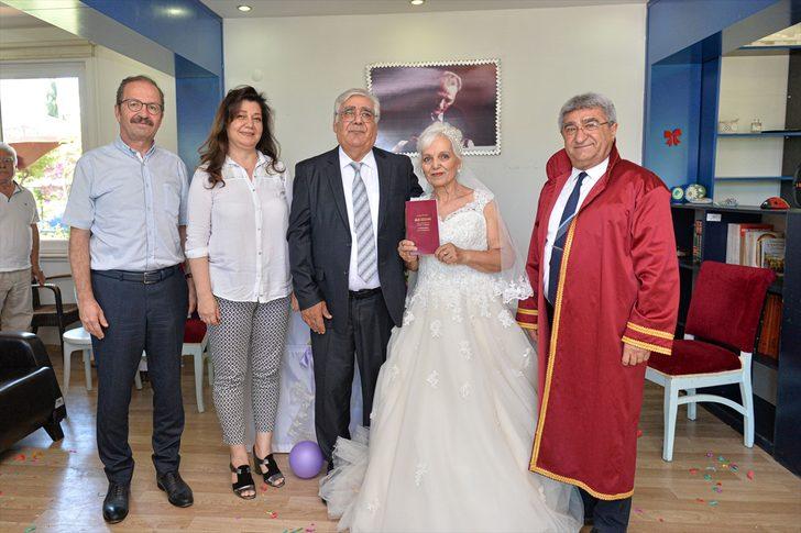 Evlenirken gelinlik ve damatlık giyememişlerdi! Düğün hayalleri 43 yıl sonra gerçekleşti G4