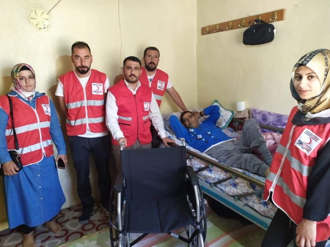 Kızılaydan 84 yaşındaki vatandaşa tekerlekli sandalye