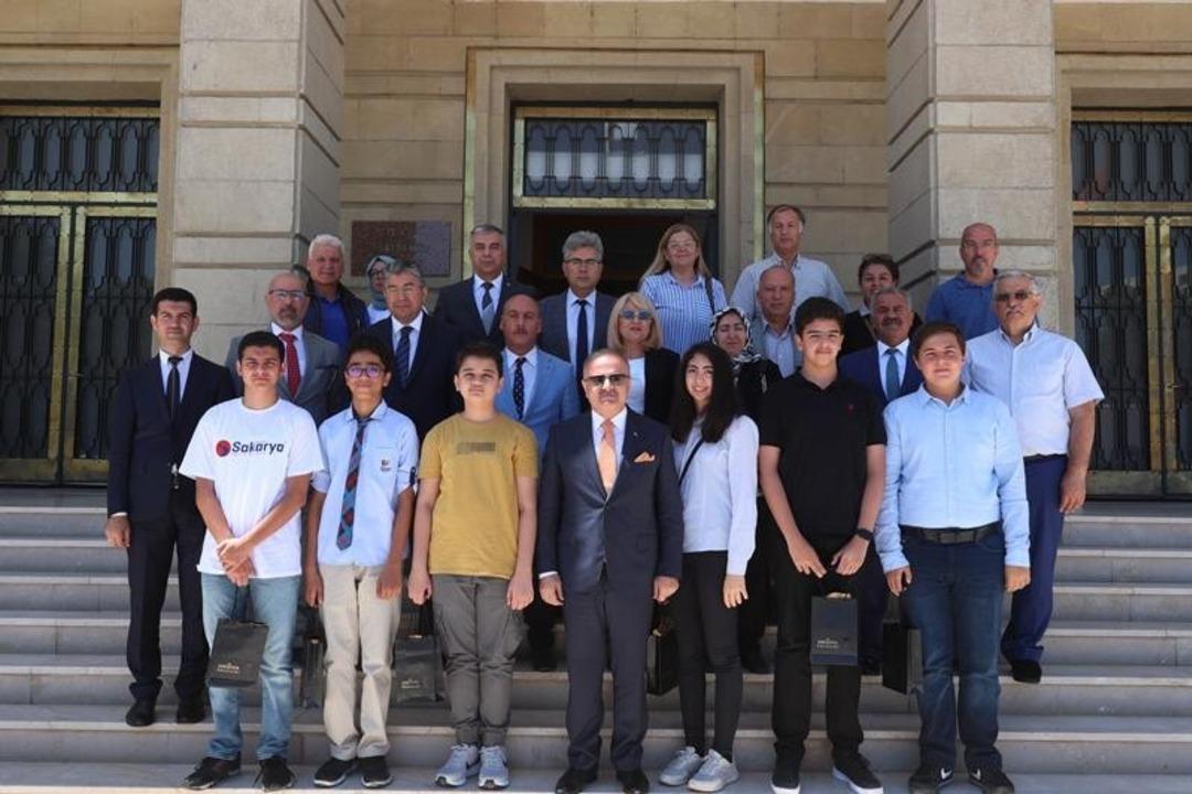 Vali &Ccedil;akacak, LGS&rsquo;de tam puan alan &ouml;ğrencileri &ouml;d&uuml;llendirdi