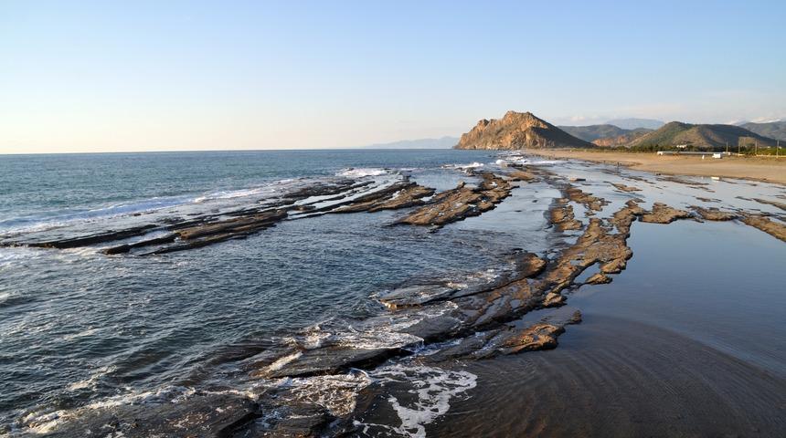 Antalya'daki doğal havuzlar turistlere benzersiz bir atmosfer sunuyor