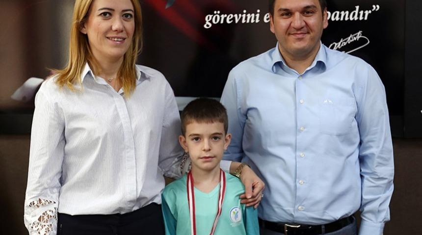 Başkan Doğan minik tenis şampiyonunu &ouml;d&uuml;llendirdi