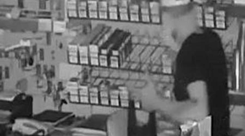 Benzin istasyonunun marketinden hırsızlık yapan ş&uuml;pheli yakalandı