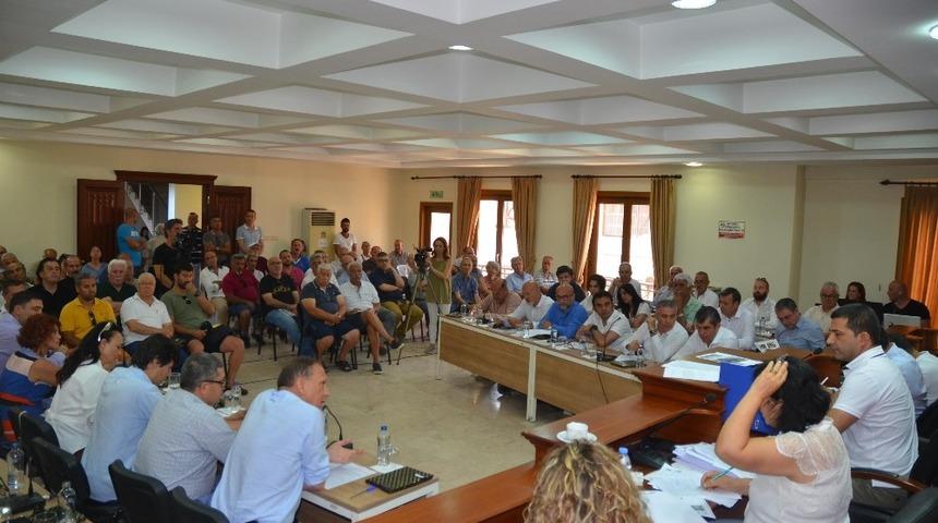 Kuşadası&rsquo;nda plastik sandalye ve masa kullanımı yasaklandı