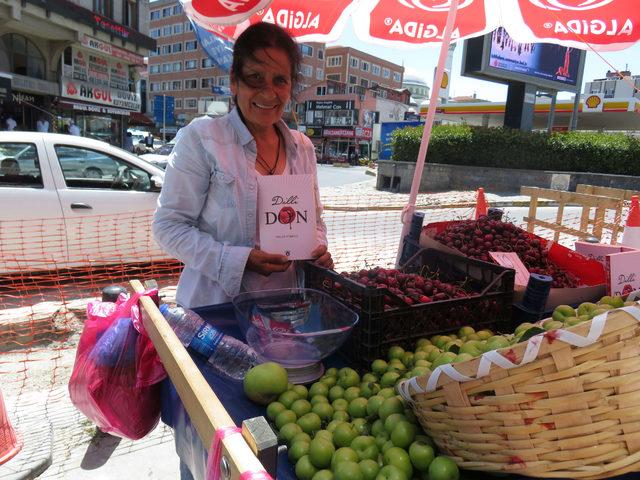 Seyyar satıcı T&uuml;rkeli, 5. kitabını meyve tezgahında imzaladı 2