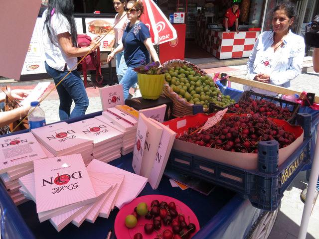 Seyyar satıcı T&uuml;rkeli, 5. kitabını meyve tezgahında imzaladı 3