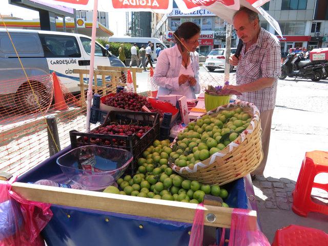 Seyyar satıcı T&uuml;rkeli, 5. kitabını meyve tezgahında imzaladı 4