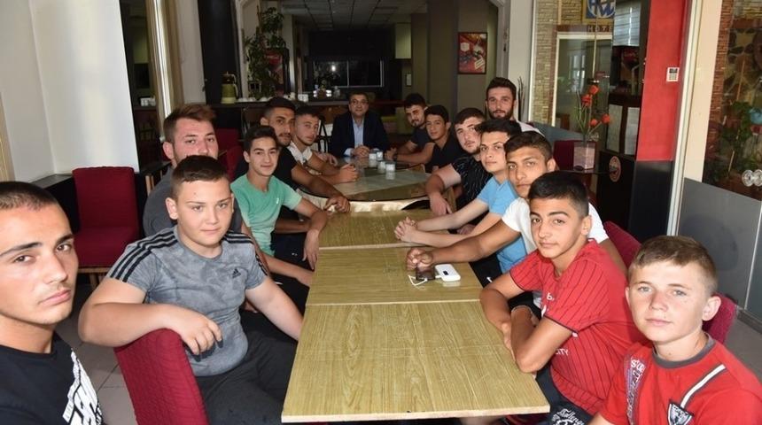 &Ccedil;an Belediye Başkanı &Ouml;z&rsquo;den pehlivanlara baklavalı ziyaret