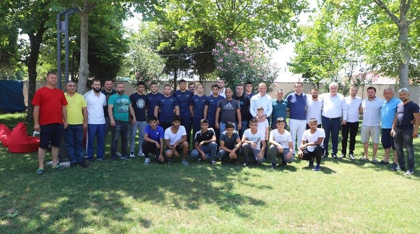 Başkan Akın güreşçileri Kırkpınar’a uğurladı