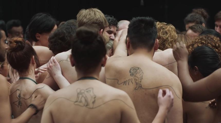 Dünyanın her yerinden geldiler! 61 kişi dövme yaptırarak bir bütün oldu