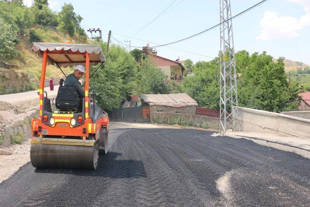 Bitlis’te yol asfaltlama çalışması