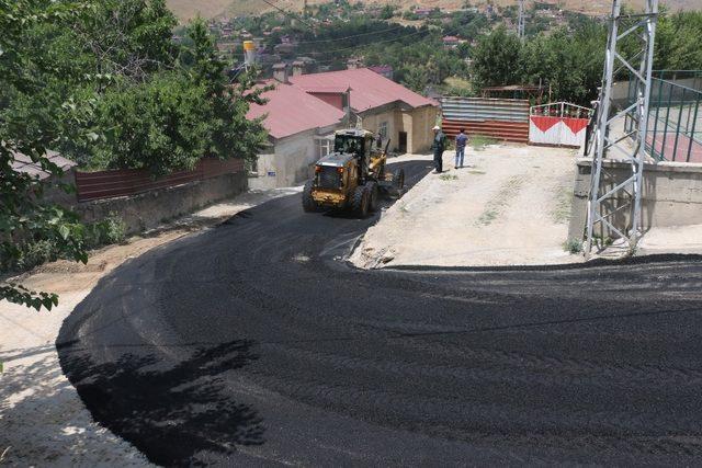 Bitlis’te yol asfaltlama çalışması