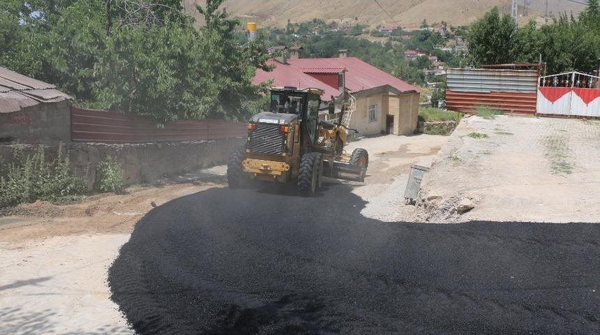 Bitlis&rsquo;te yol asfaltlama &ccedil;alışması