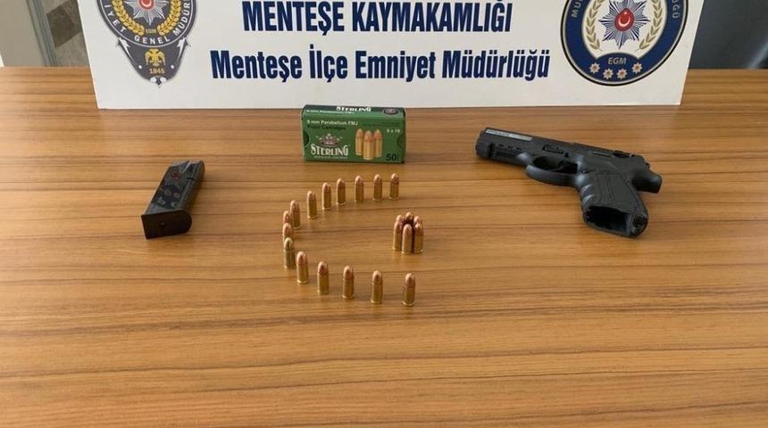 Menteşe&rsquo;deki şok uygulamada ruhsatsız silah yakalandı
