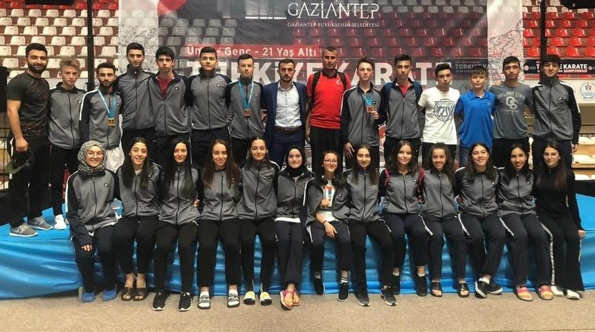 Hendekli karateciler madalyalarla d&ouml;nd&uuml;