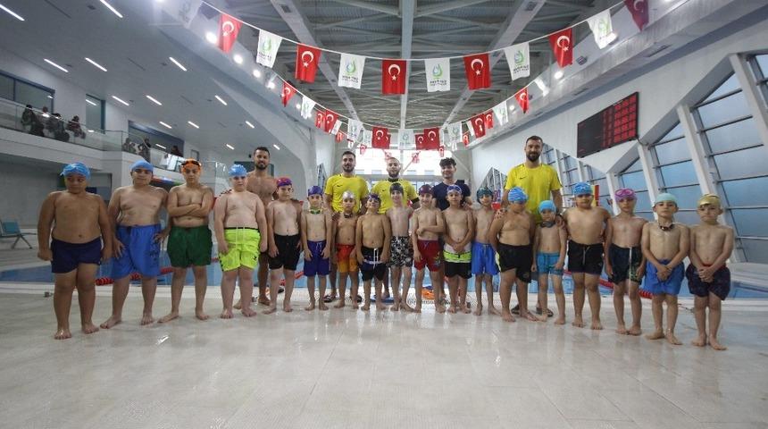 &Ccedil;ocuklar eğlenerek y&uuml;zme &ouml;ğreniyor