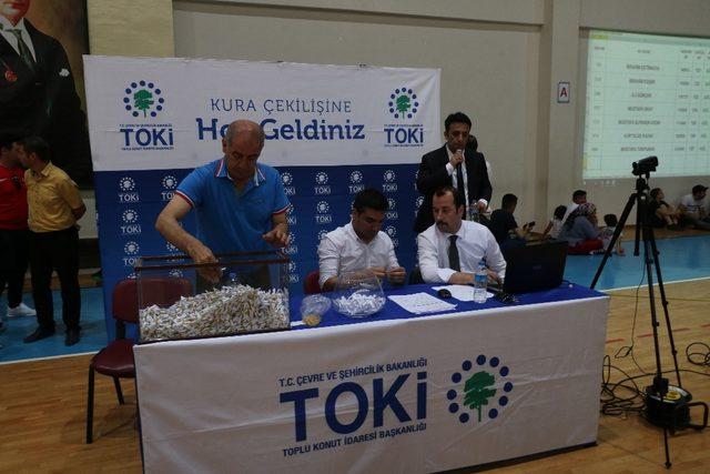 TOKİ konutu için hak sahipleri kura ile belirlendi