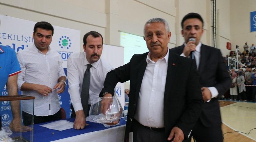 TOKİ konutu i&ccedil;in hak sahipleri kura ile belirlendi