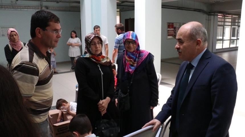 Vali Halk g&uuml;n&uuml;nde vatandaşlar birebir dinledi