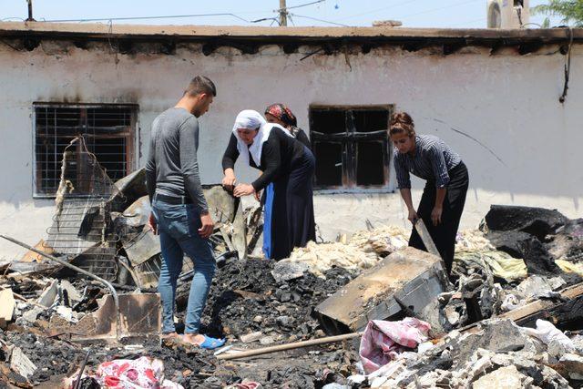 Silopi'de çıkan yangında 18 kişinin yaşadığı ev küle döndü