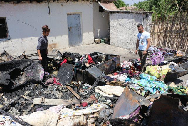 Silopi'de çıkan yangında 18 kişinin yaşadığı ev küle döndü