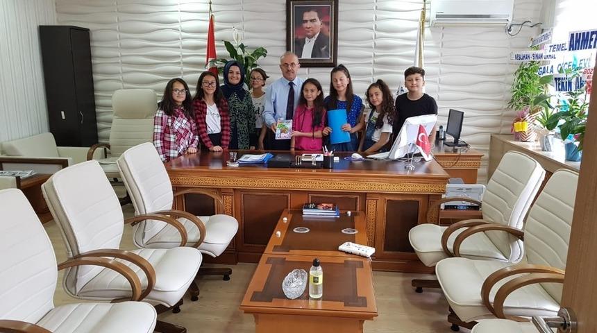 Masal Ağacı kitabının mimarları İl&ccedil;e Milli Eğitim M&uuml;d&uuml;r&uuml; Mahmut Demir&rsquo;i ziyaret ettiler