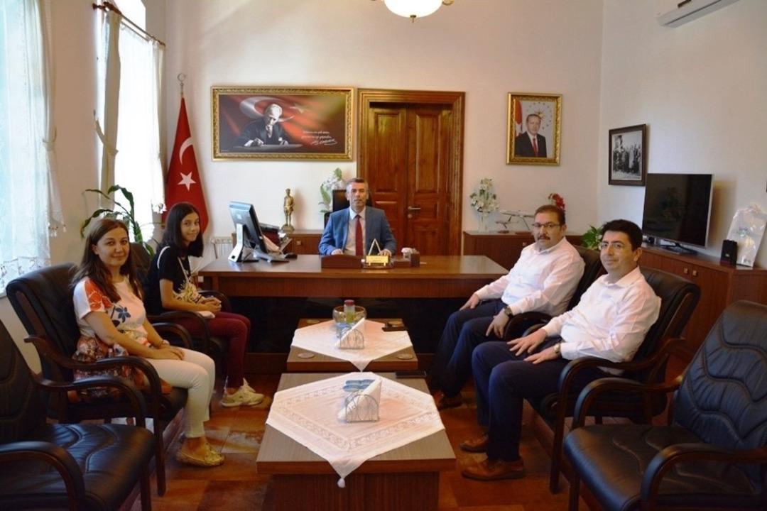 Kaymakam Sırmalı LGS birincisini &ouml;d&uuml;llendirdi