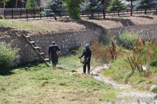 Şuhut Belediyesi çevre düzenleme çalışmalarına devam ediyor