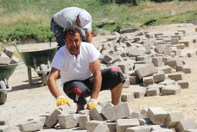 Şuhut Belediyesi çevre düzenleme çalışmalarına devam ediyor